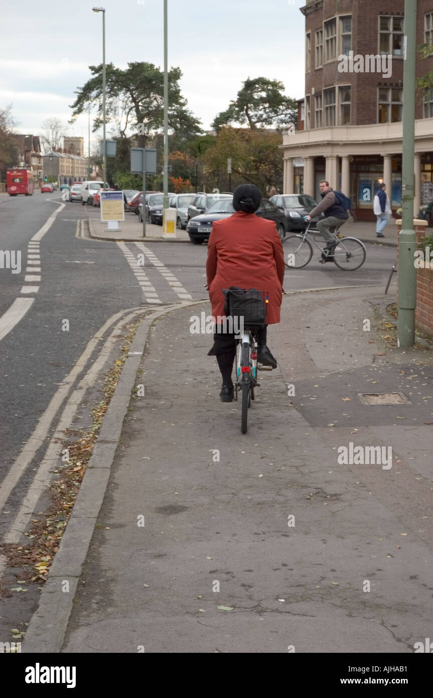can cyclist ride on the sidewalk