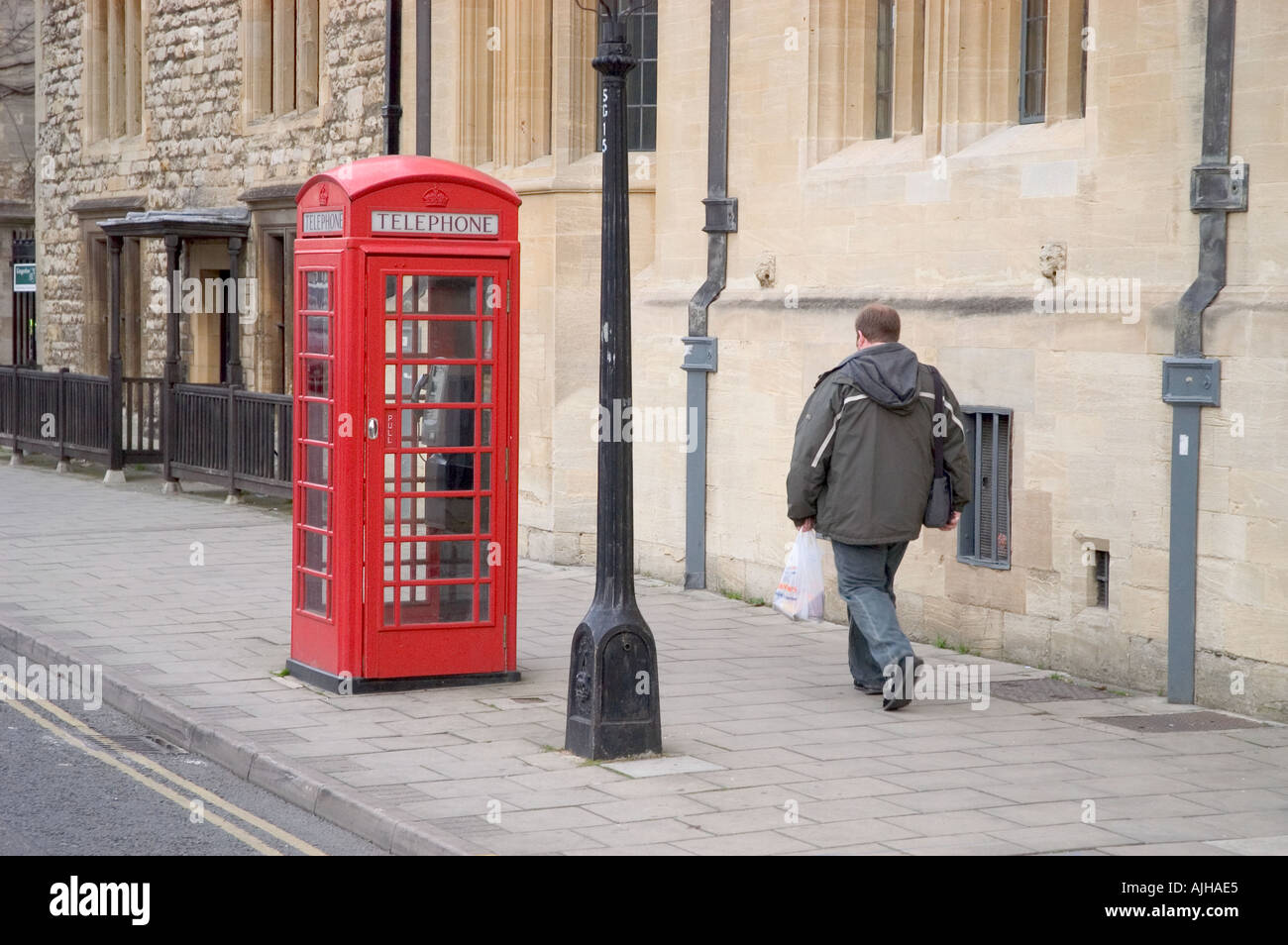 Traditional english red K6 telephone box in St Giles Street Oxford ...