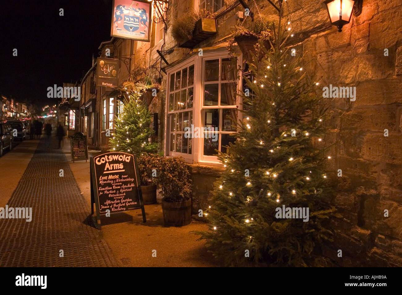 Christmas lights and decorations in Burford High Street Stock Photo Alamy