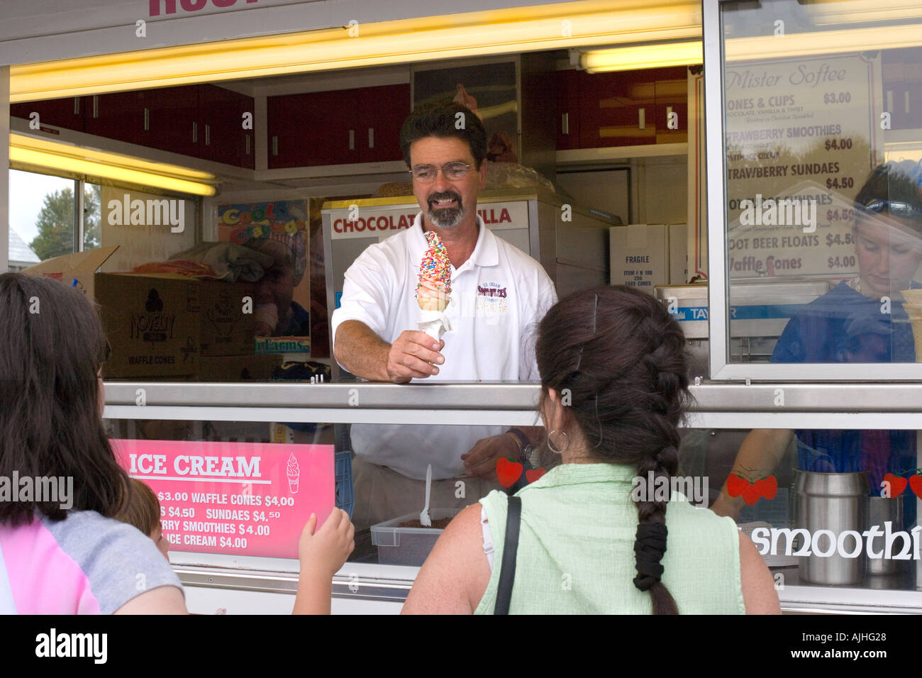 1 selling ice cream hires stock photography and images Alamy