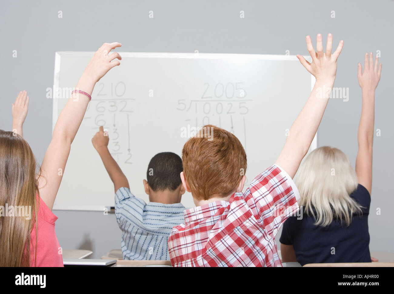 дети в классе поднимают руки. класс с поднятыми руками. Hands school. поднятая рука. Hands school.