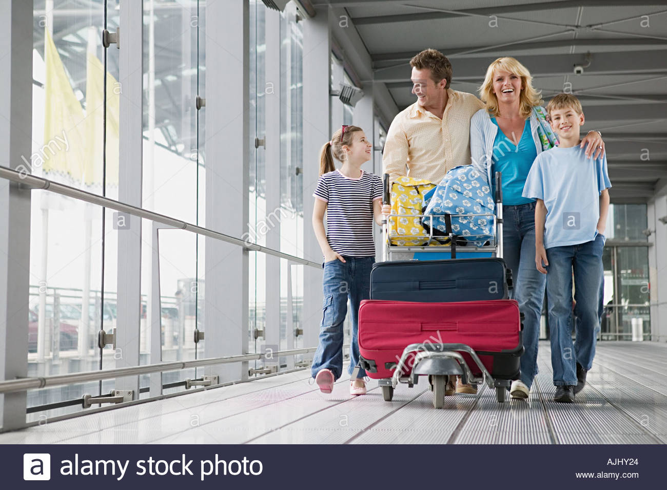 family-with-suitcases-in-an-airport-AJHY24.jpg