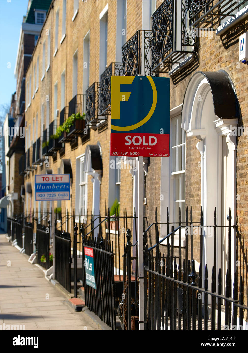 Chelsea for sale sign hires stock photography and images Alamy