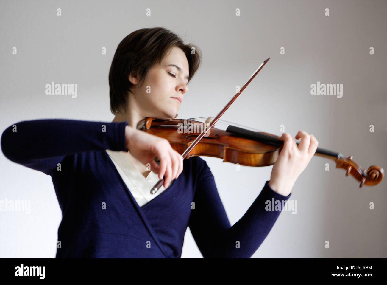 Violin student playing her instrument Stock Photo - Alamy