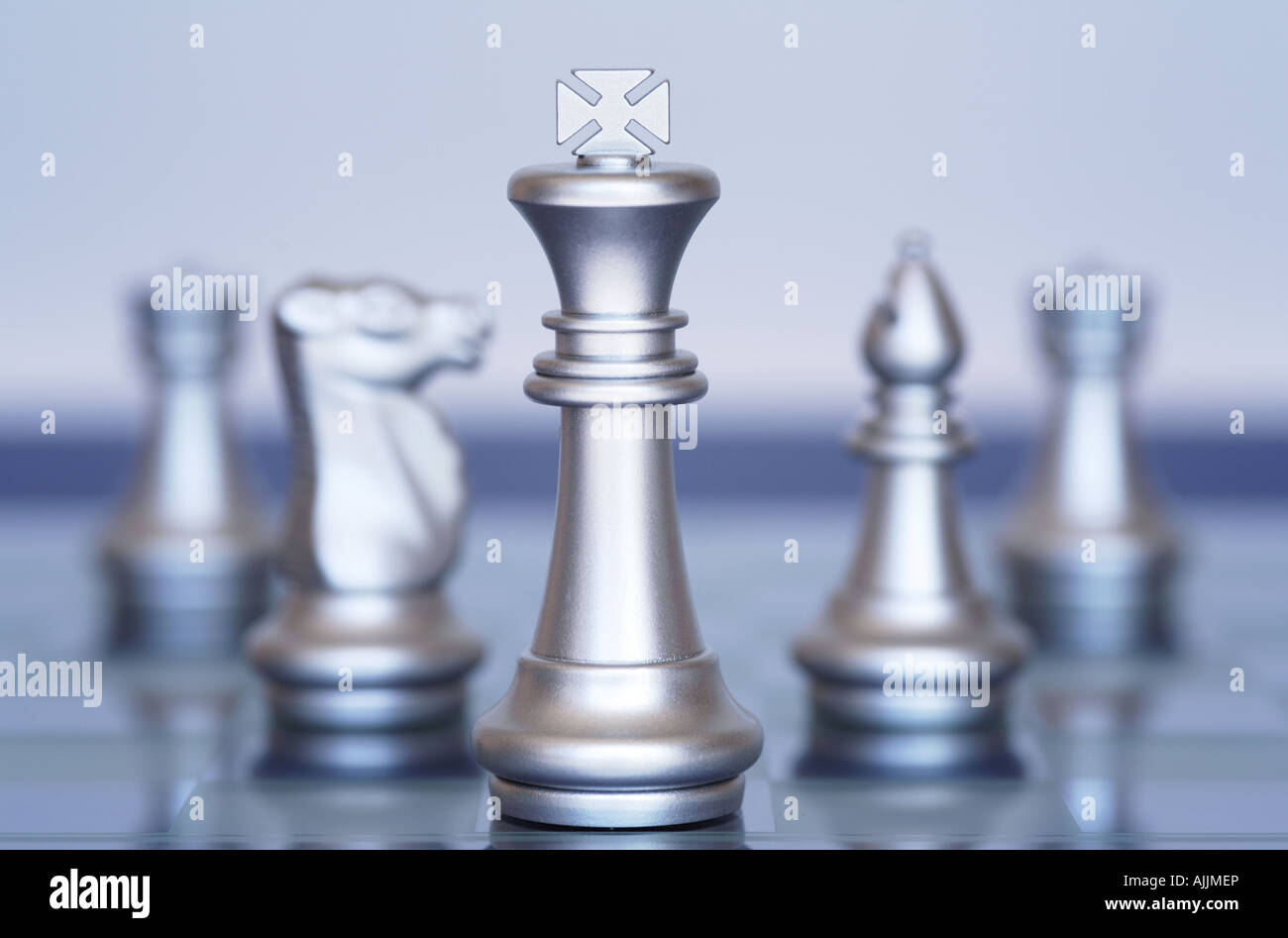 King and soldier chess pieces on transparent background. leadership concept  18871717 PNG