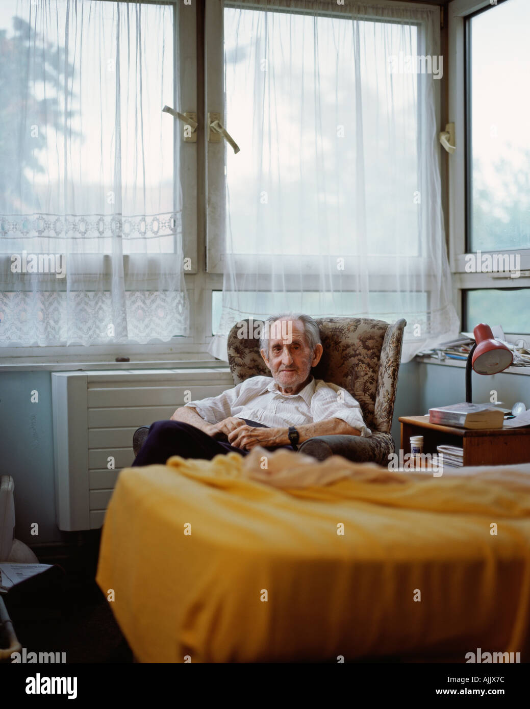 Old man alone in house hi-res stock photography and images - Alamy