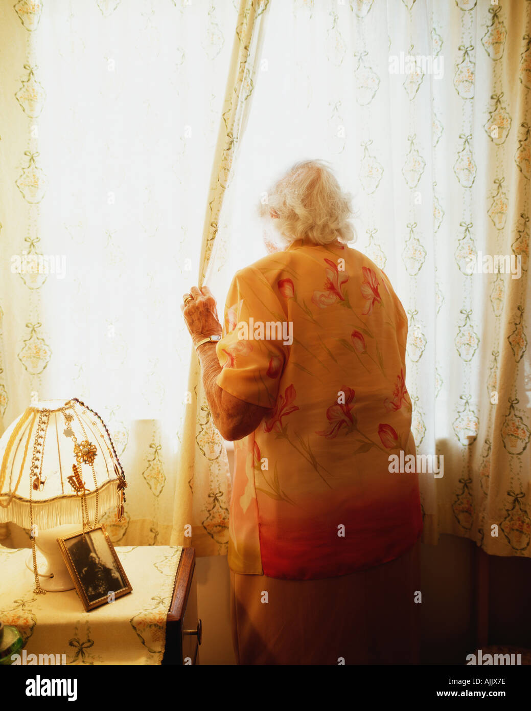 Пожилая женщина со спины