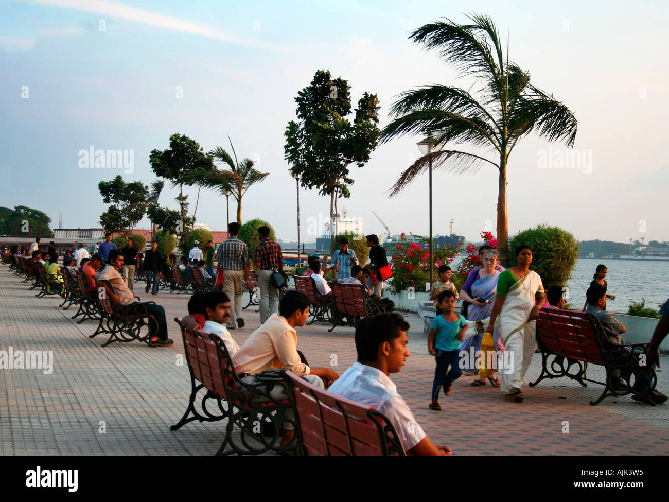 A perfect evening for the family by the lakeside at Kochi, Kerala, India Stock Photo