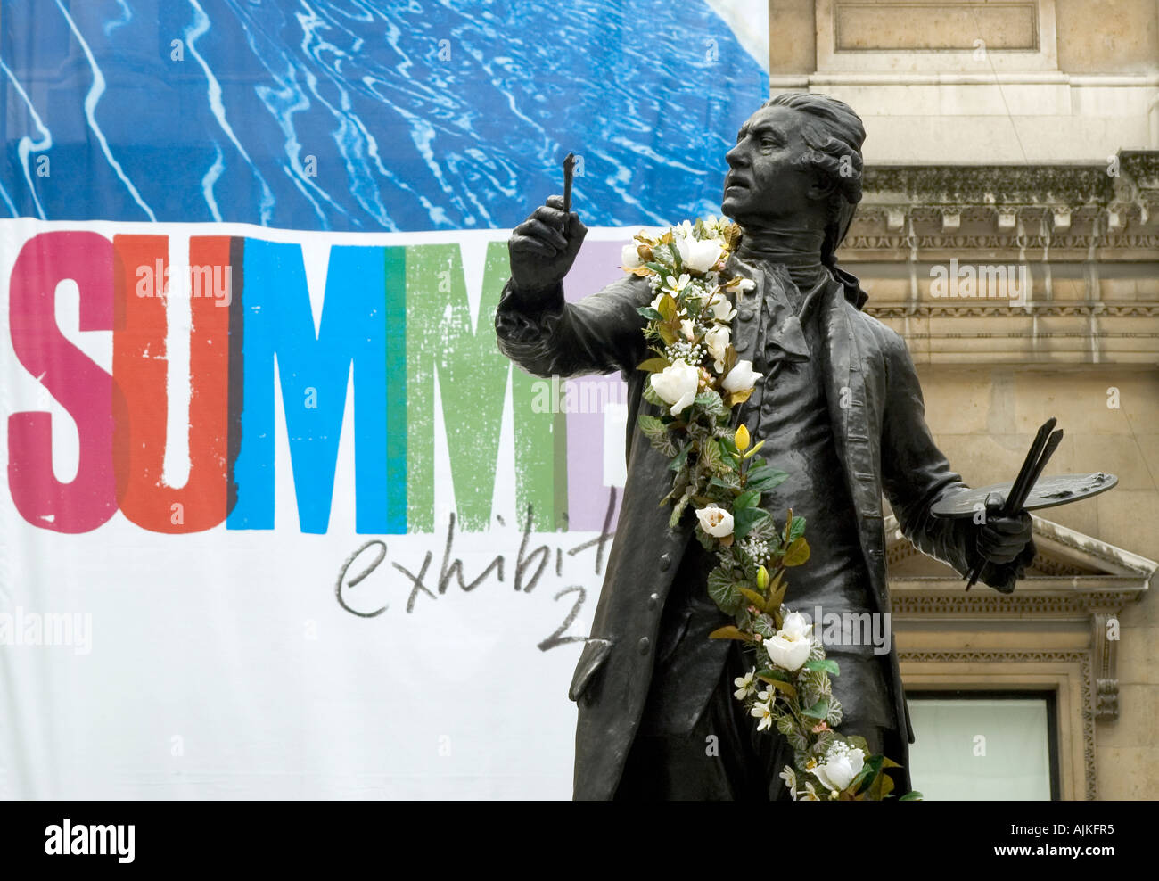 Royal Academy: statue of Sir Joshua Reynolds in front of Summer Exhibition (2005) placard Stock Photo