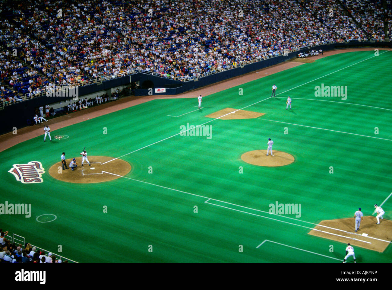 minnesota-twins-baseball-game-in-the-metrodome-in-minneapolis