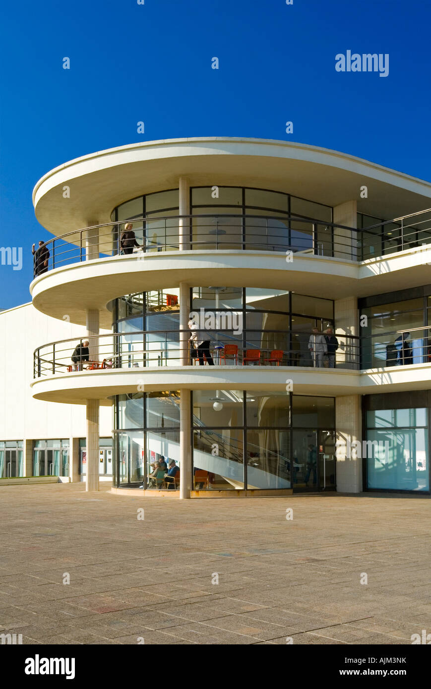 exterior-of-the-de-la-warr-pavilion-in-bexhill-on-sea-east-sussex-uk
