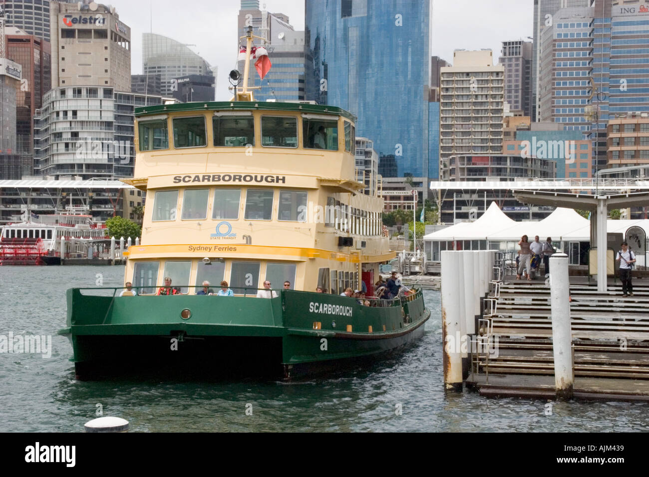 Docking a ferry boat hi-res stock photography and images - Alamy