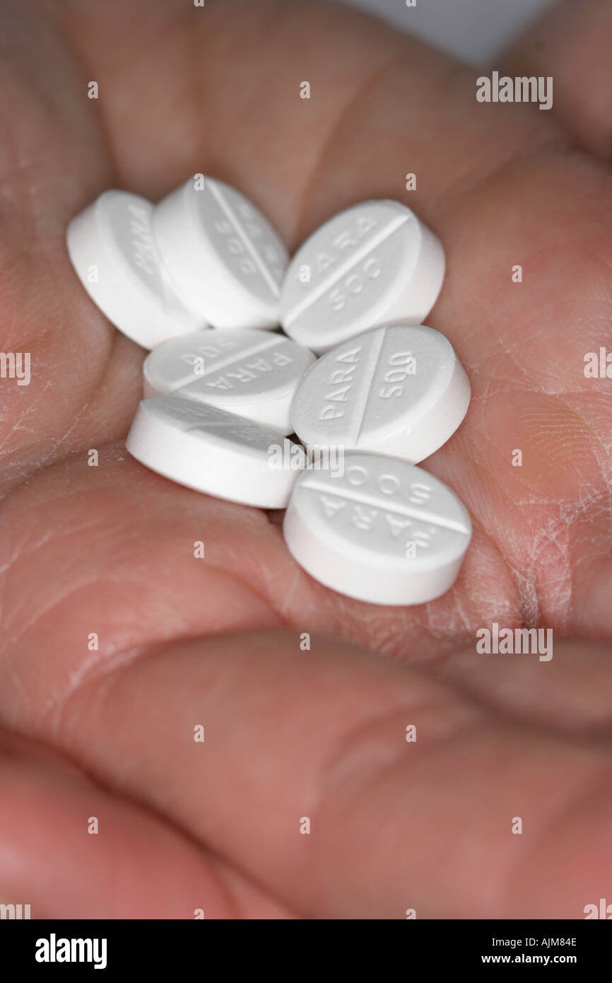 Paracetamol pills 500mg in someone s hand  Stock Photo
