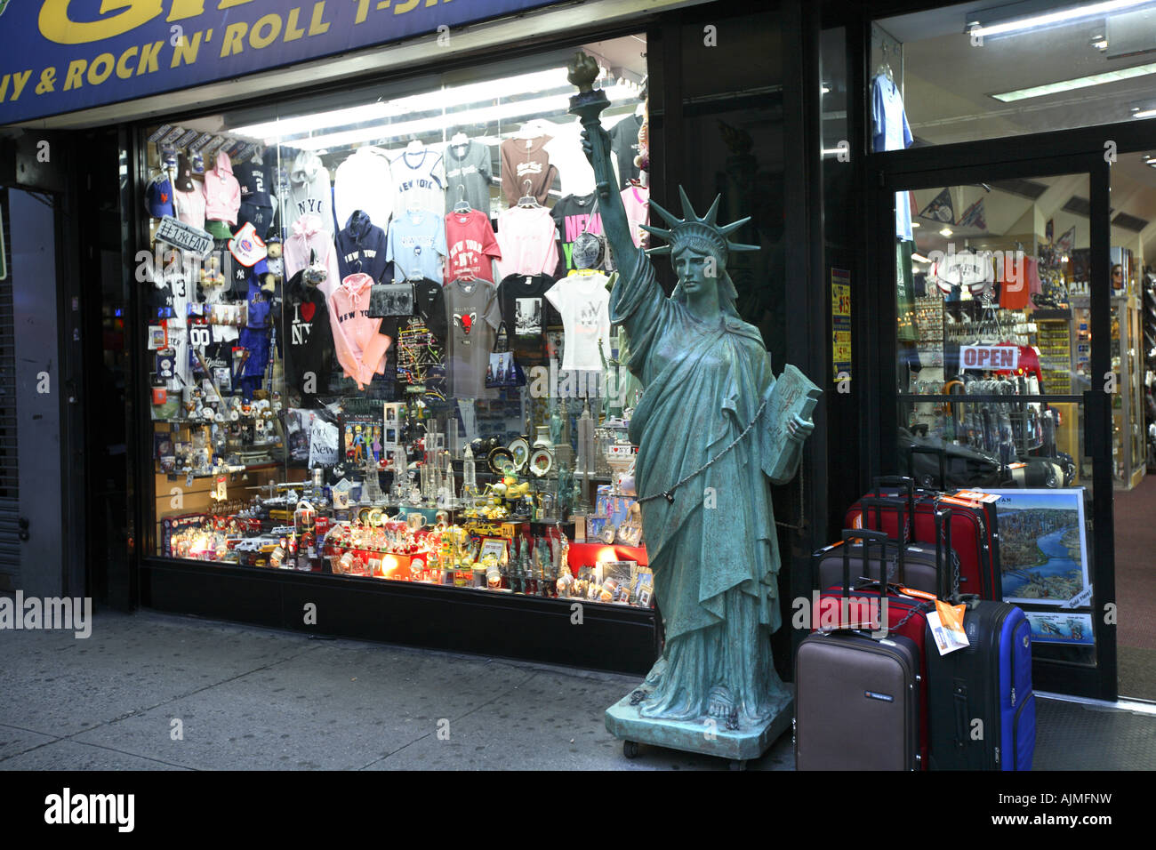 souvenir-shop-in-new-york-city-stock-photo-alamy