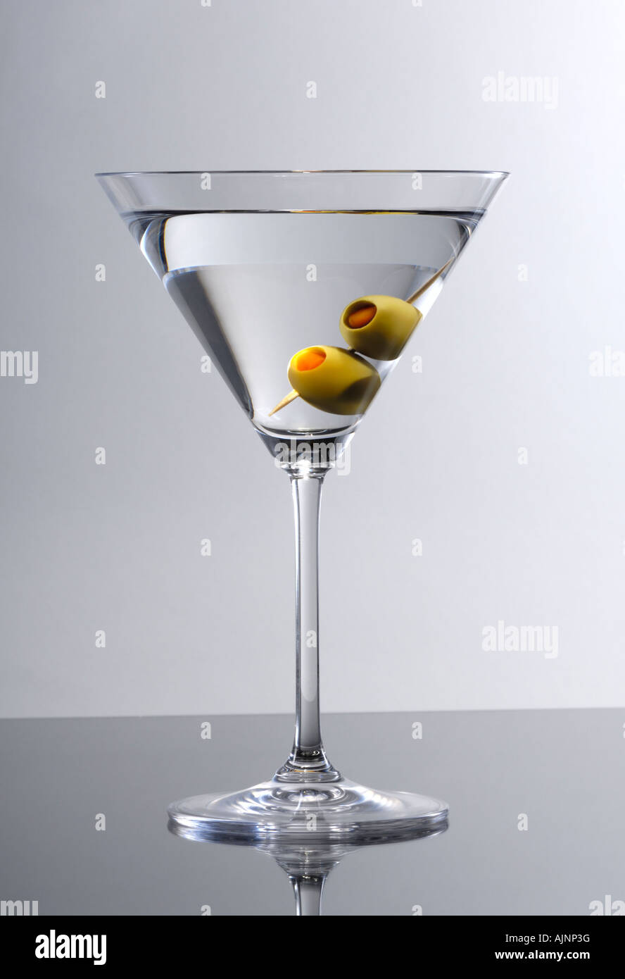 Full martini glass hi-res stock photography and images - Alamy
