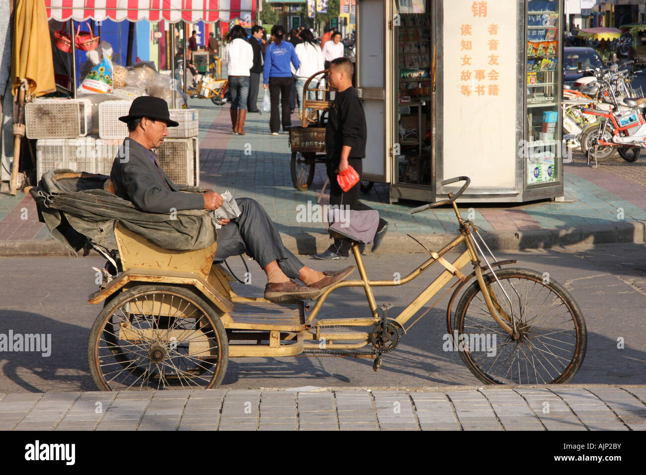 Rickshaw china driver hi-res stock photography and images - Alamy