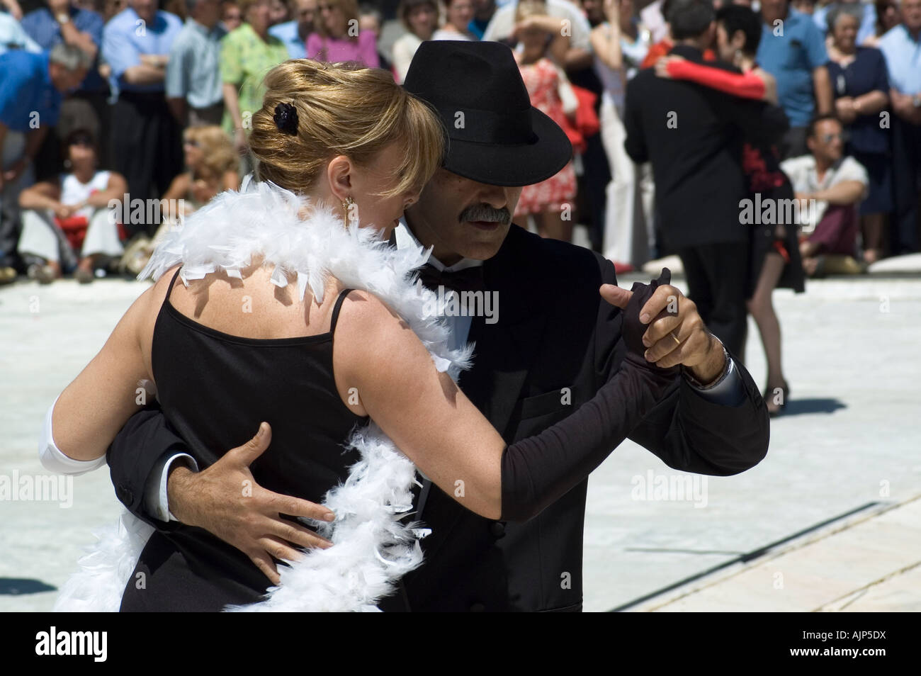 Tango Dancers In A Street Contemporary Dance And Theater Festival Plaza Del Pilar Zaragoza 4271