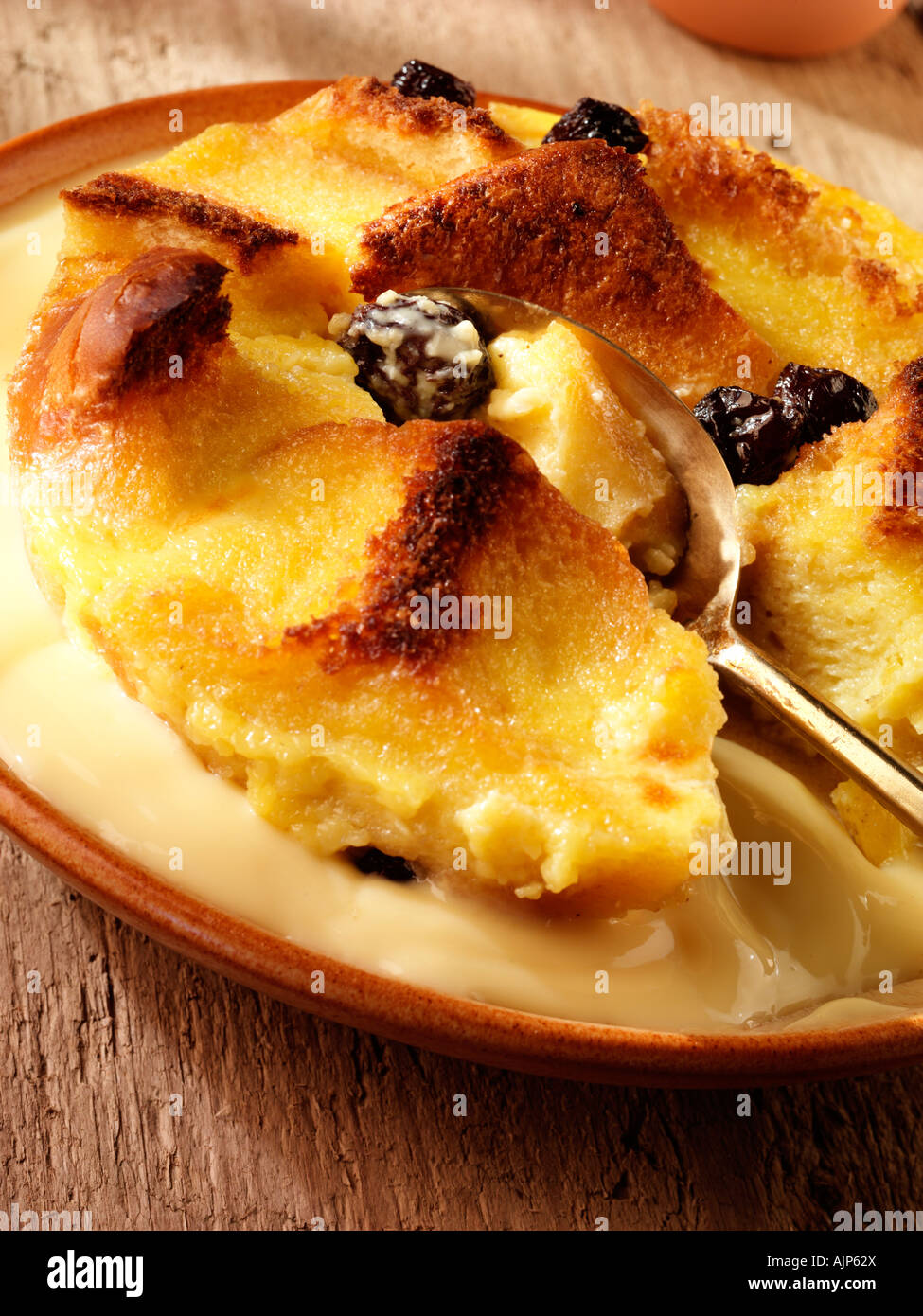 BREAD AND BUTTER PUDDING WITH CUSTARD Stock Photo - Alamy