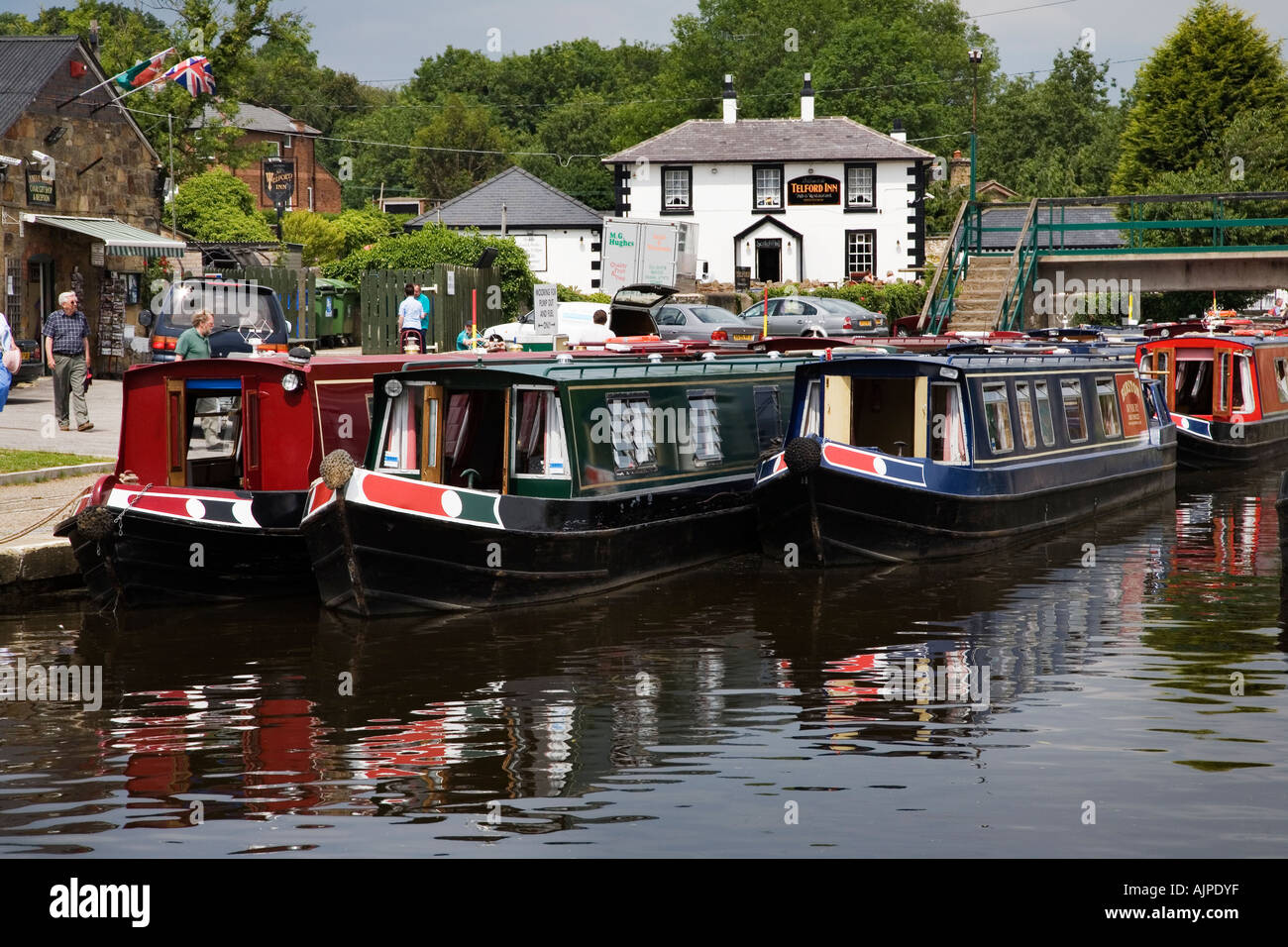 Narrowboats moored trevor basin hi-res stock photography and images - Alamy