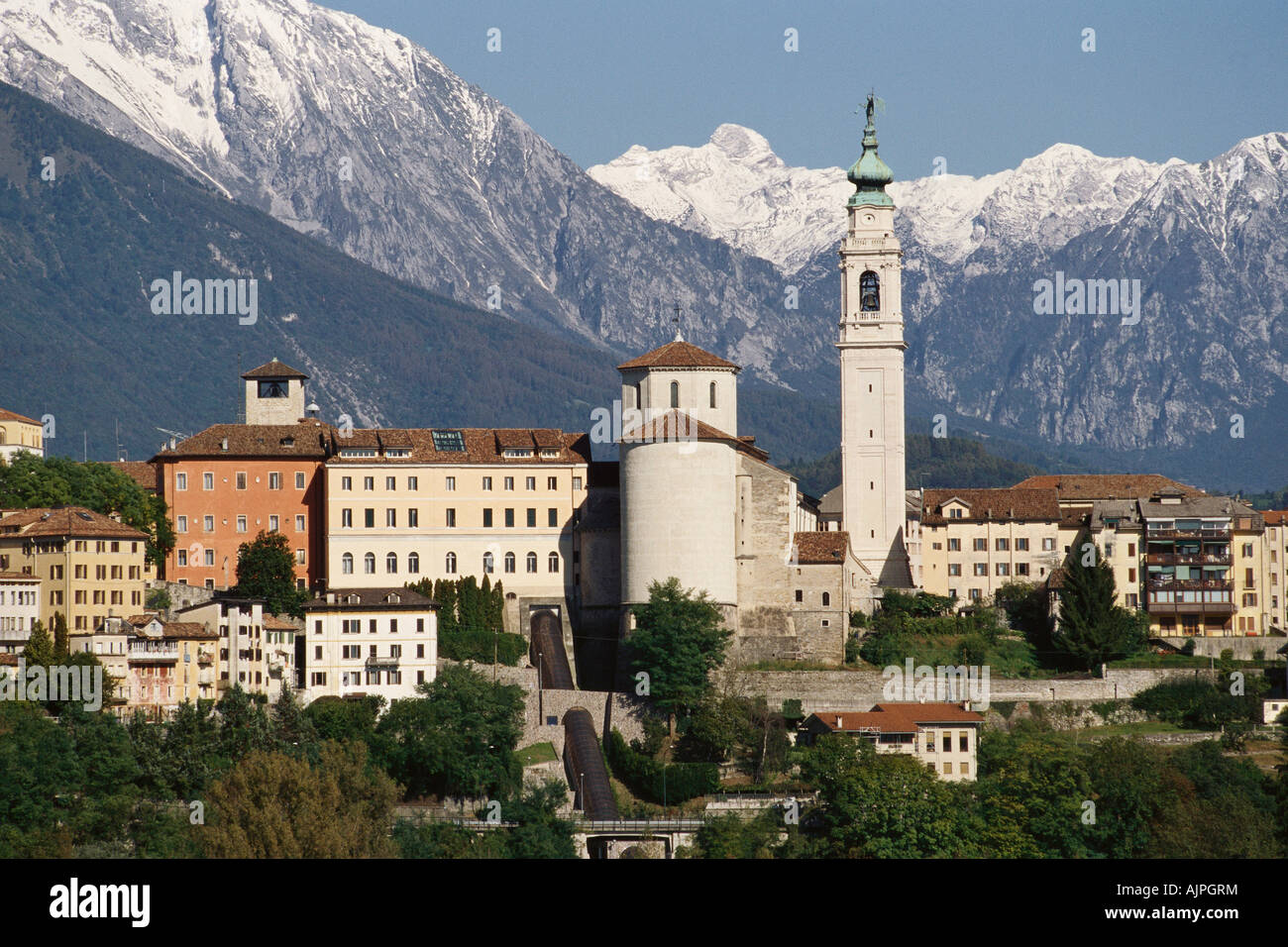 Беллуно город в италии. Беллуно италия достопримечательности. Беллуно замки. Венето италия провинция. Belluno италия.