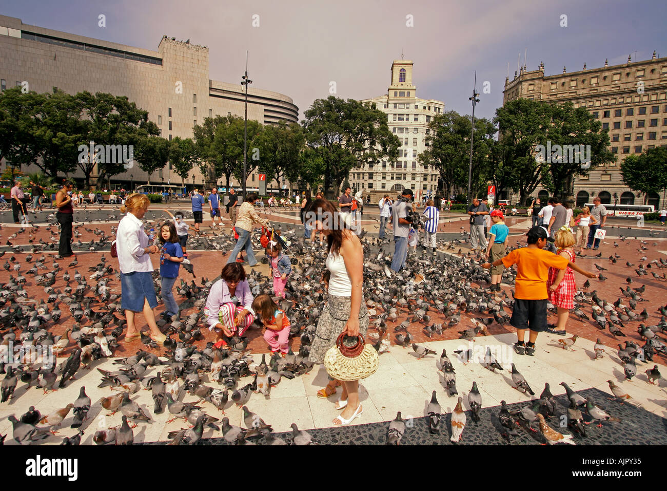 ESP Spanien Barcelona Plaza de Catalunya tourists feeding pigeons Stock Photo