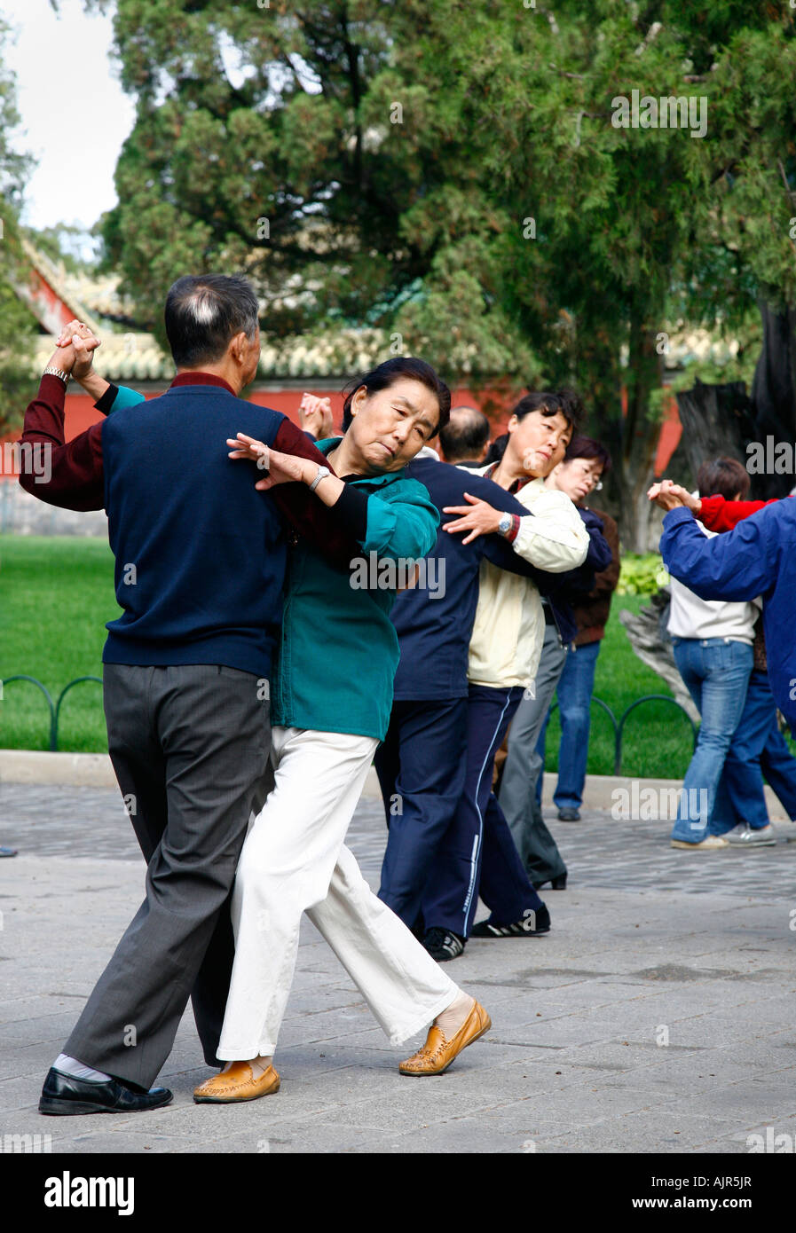 Couples dancing in the early morning at the Temple of Heaven Beijing China Stock Photo