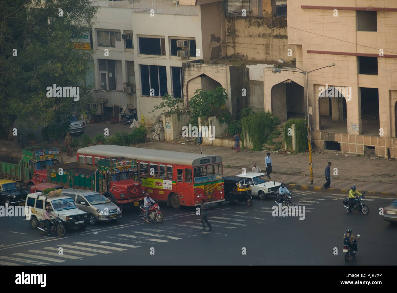 A Mumbai Road Junction with Traffic Awaiting the Traffic Lights Stock Photo Alamy