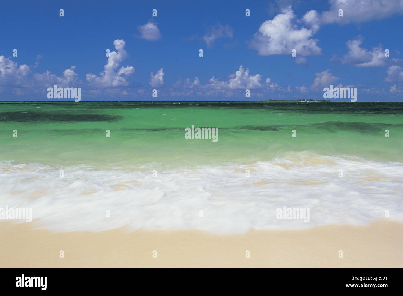 Beautiful empty beach sea hi-res stock photography and images - Alamy