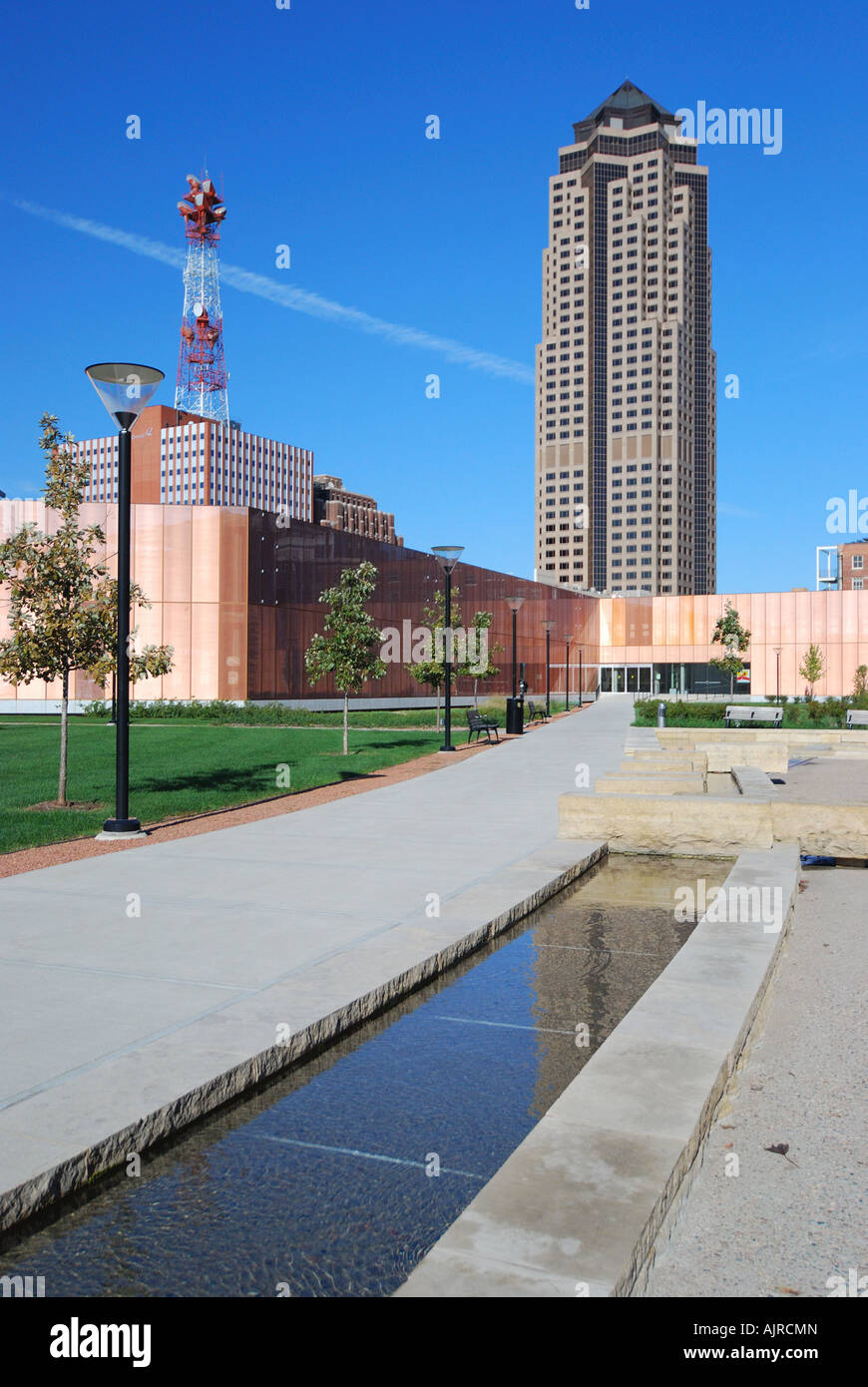 Downtown Des Moines skyline with new Des Moines Public library building