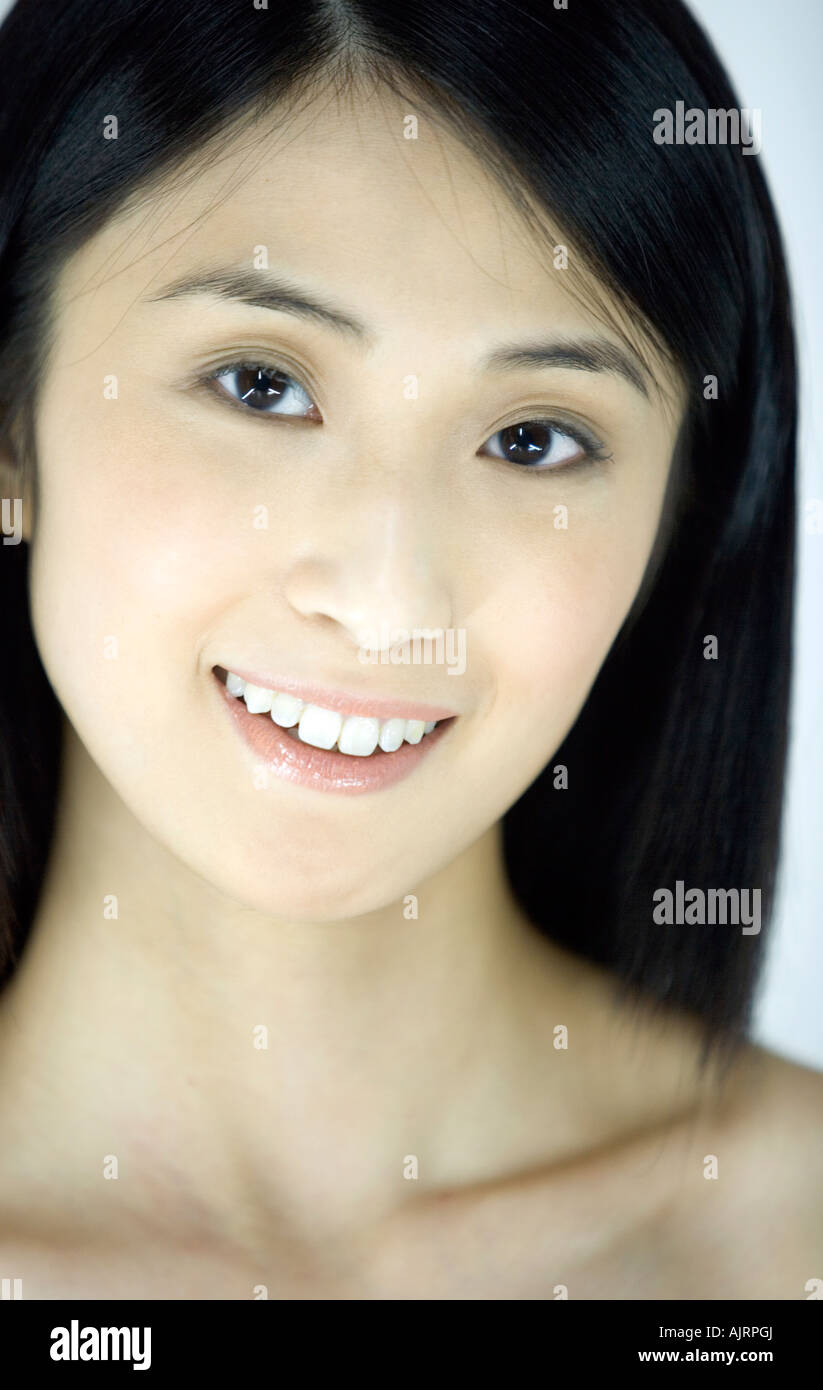 Portrait of a young woman smiling Stock Photo - Alamy