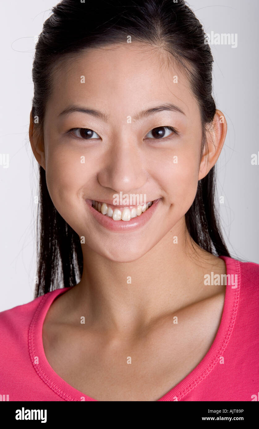 Portrait of a young woman smiling Stock Photo - Alamy
