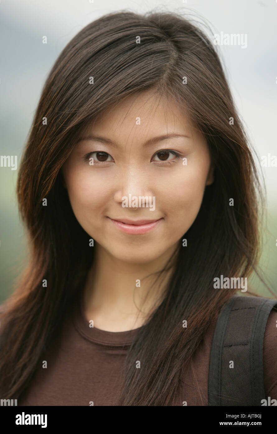 Portrait of a young woman smiling Stock Photo - Alamy