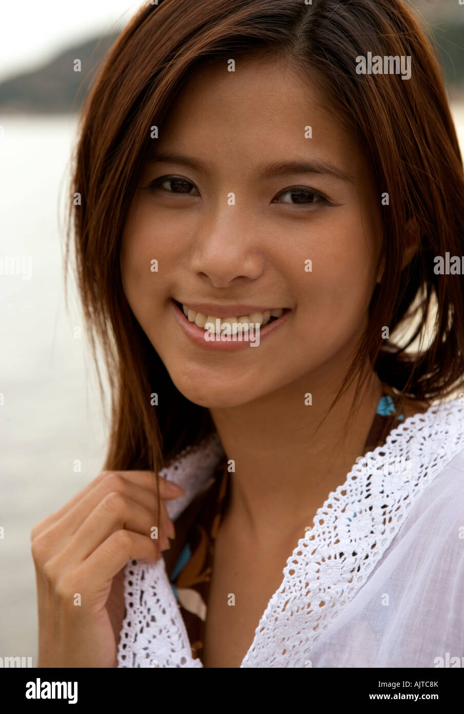 Portrait of a young woman smiling Stock Photo - Alamy