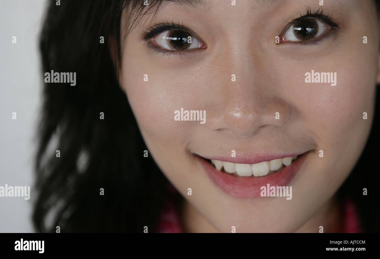Portrait of a young woman smiling Stock Photo - Alamy