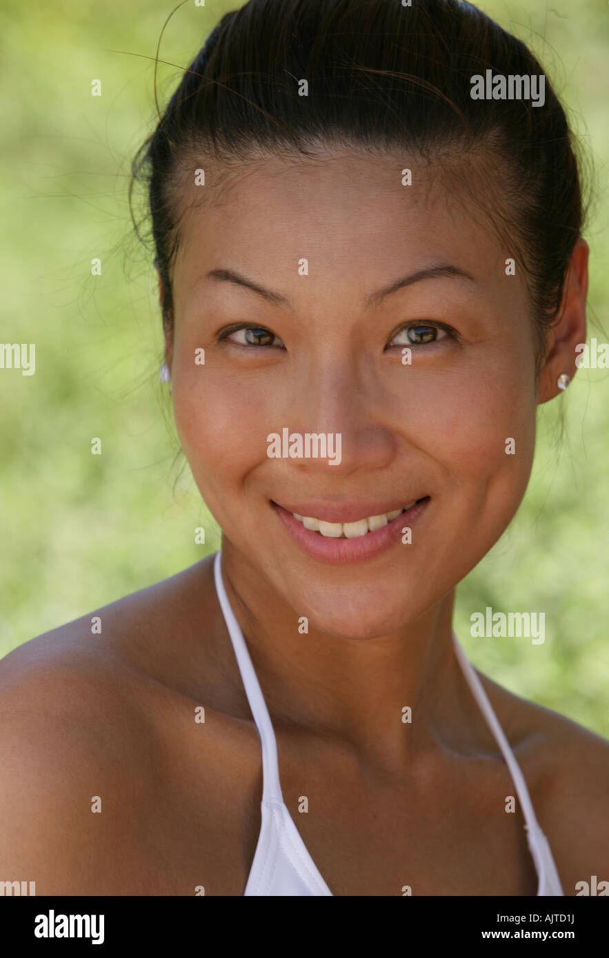 Portrait of a young woman smiling Stock Photo - Alamy