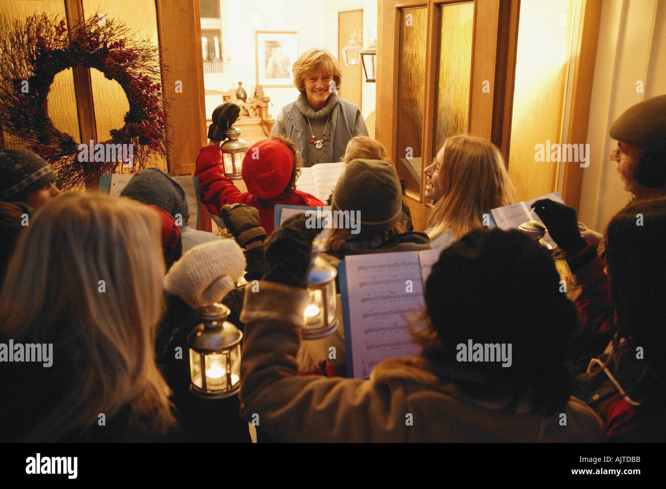 Christmas carol singers door hi-res stock photography and images - Alamy