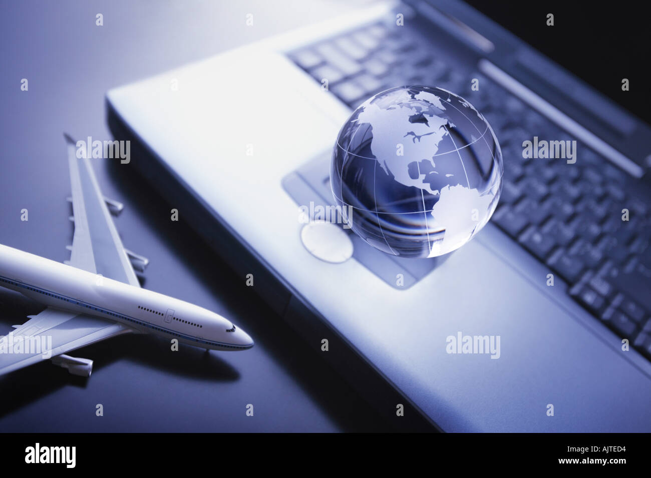 Airplanes globe hi-res stock photography and images - Alamy