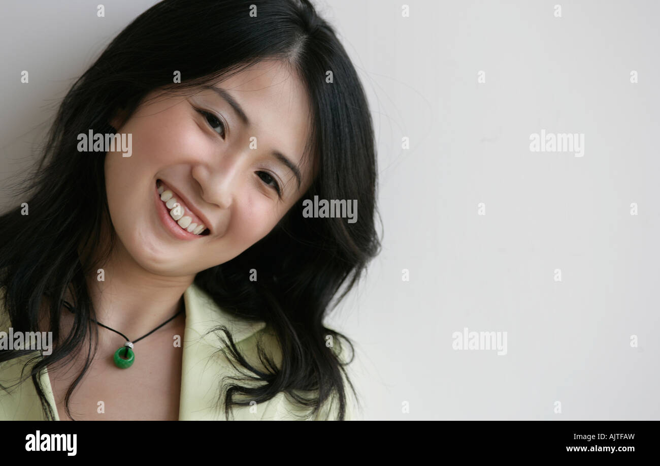Portrait of a young woman smiling Stock Photo - Alamy