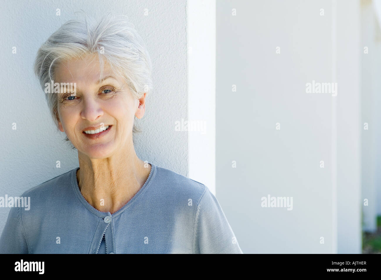Senior woman smiling at camera, portrait Stock Photo - Alamy