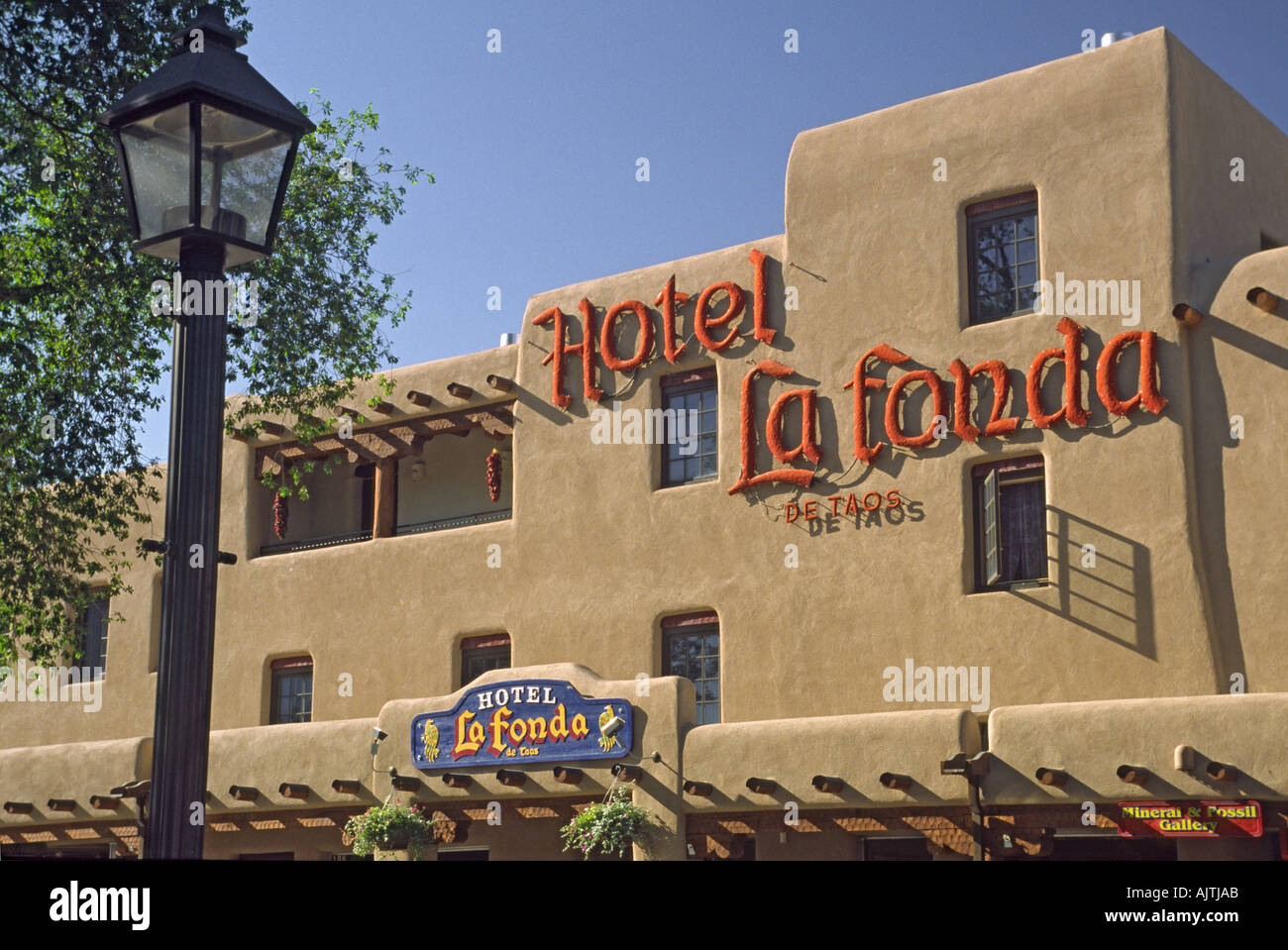 Hotel La Fonda at Plaza in Taos, New Mexico, USA Stock Photo - Alamy