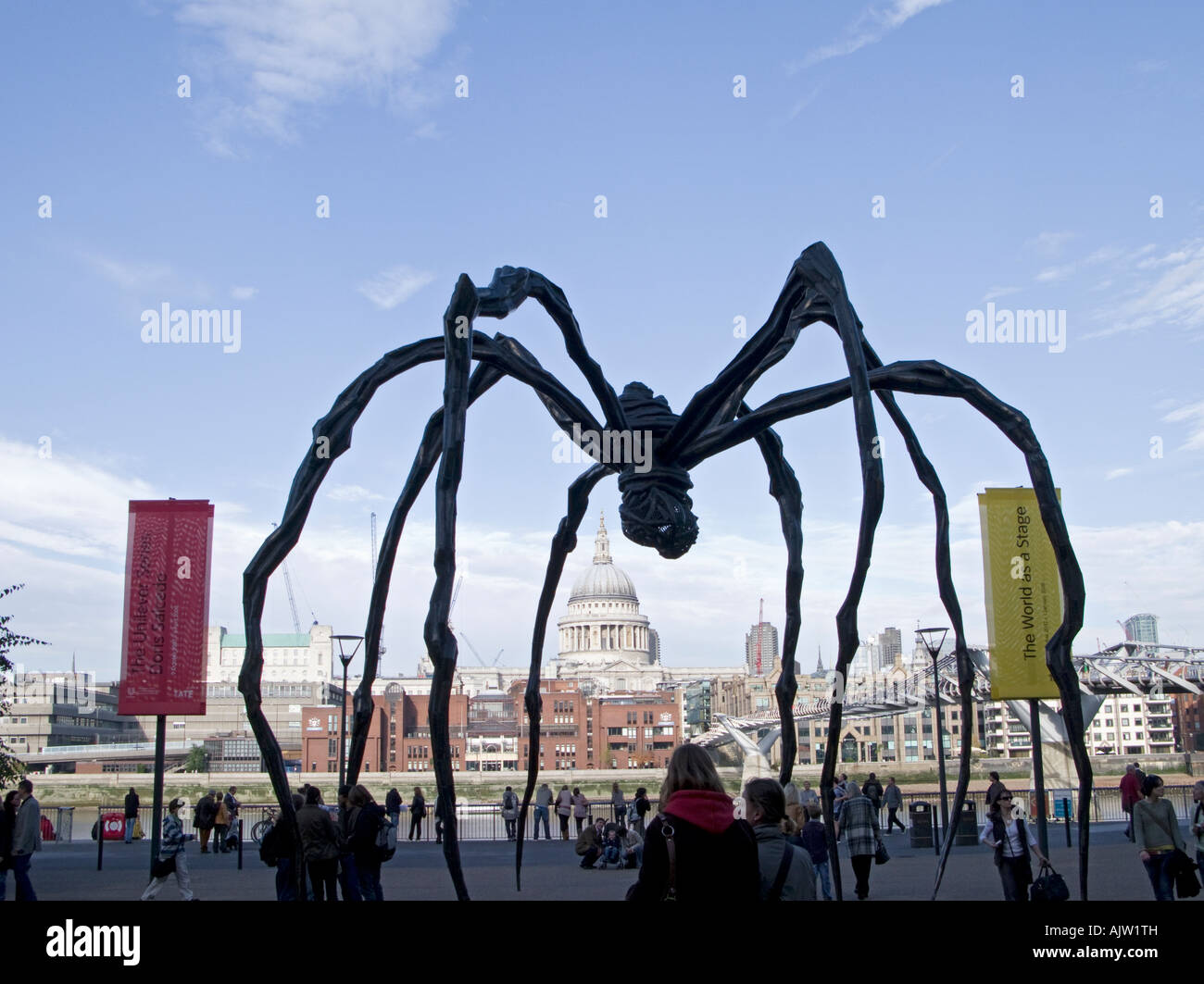 Louise Bourgeois's giant spider sculpture Maman with St.Paul's cathedral in the background Stock Photo