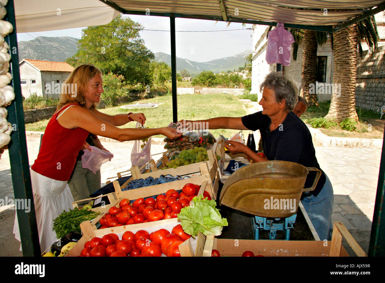 Obst und Gemueseverkauf auf Markt in Ston Halbinsel Peljesac | Fruit and vegetable sales on market in Ston Peninsula Peljesac Stock Photo