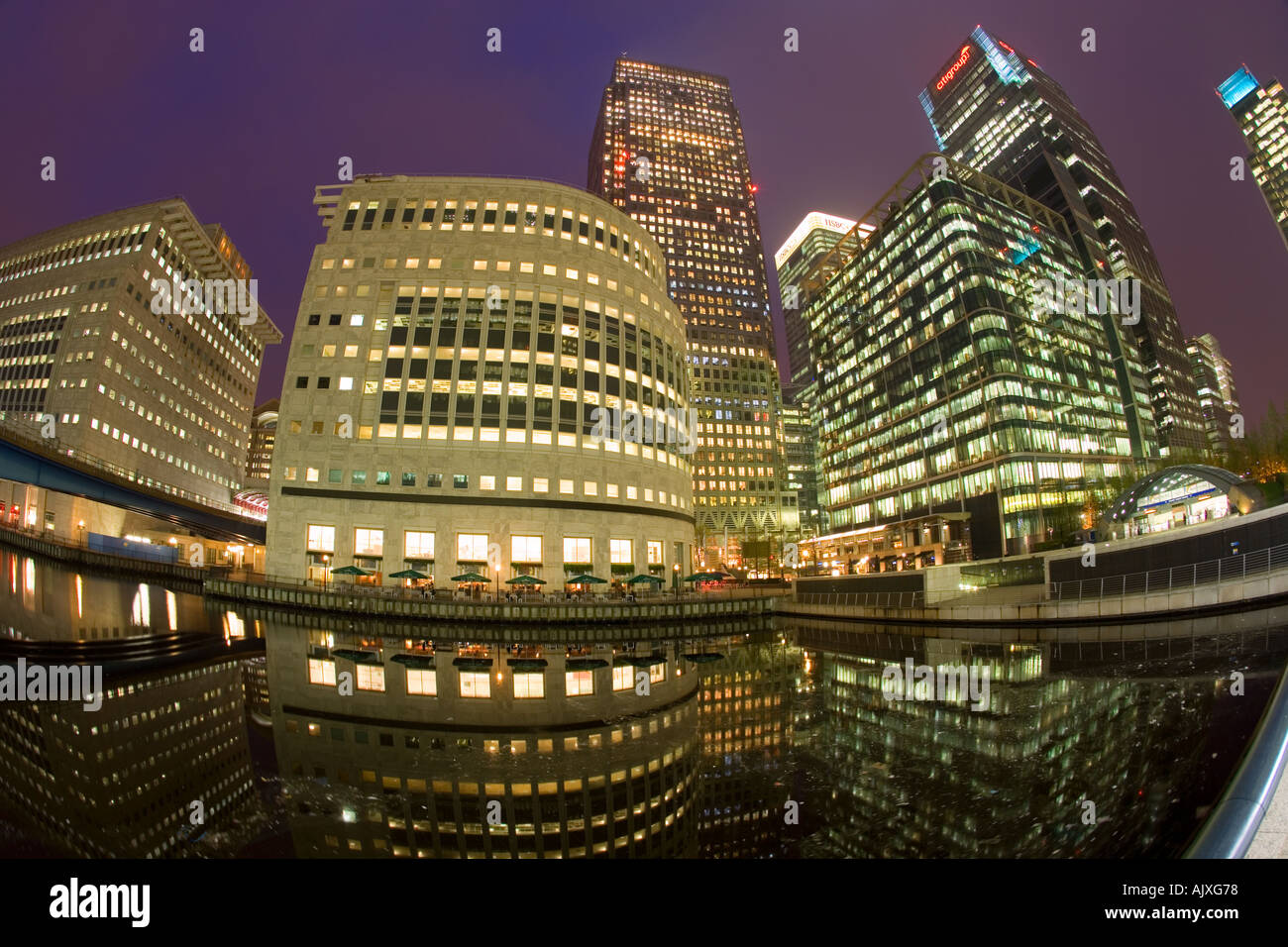 Nighttime view canary wharf hi-res stock photography and images - Alamy