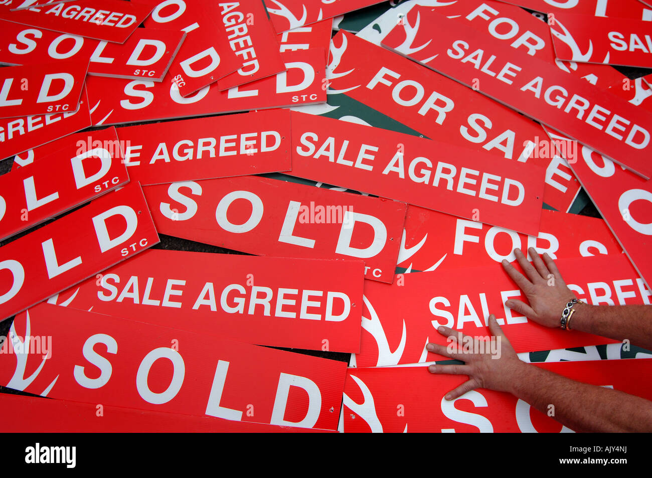 A picture of For Sale Sold and Sale Agreed signs illustrating property