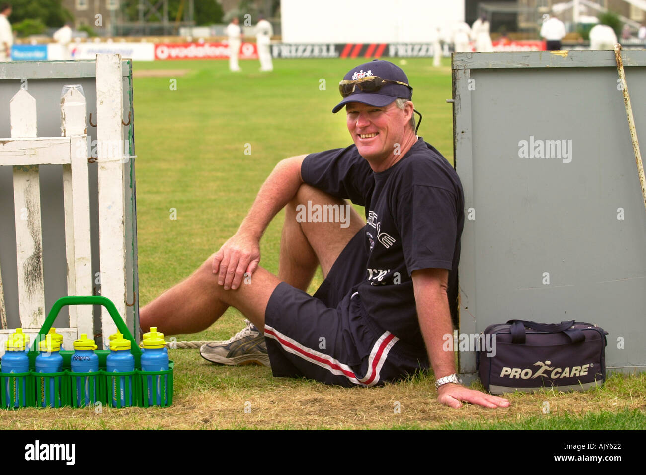 GLOUCESTERSHIRE CCC COACH JOHN BRACEWELL AT THEIR BRISTOL HOME DURING A MATCH AGAINST GLAMORGAN AUG 2003 Stock Photo