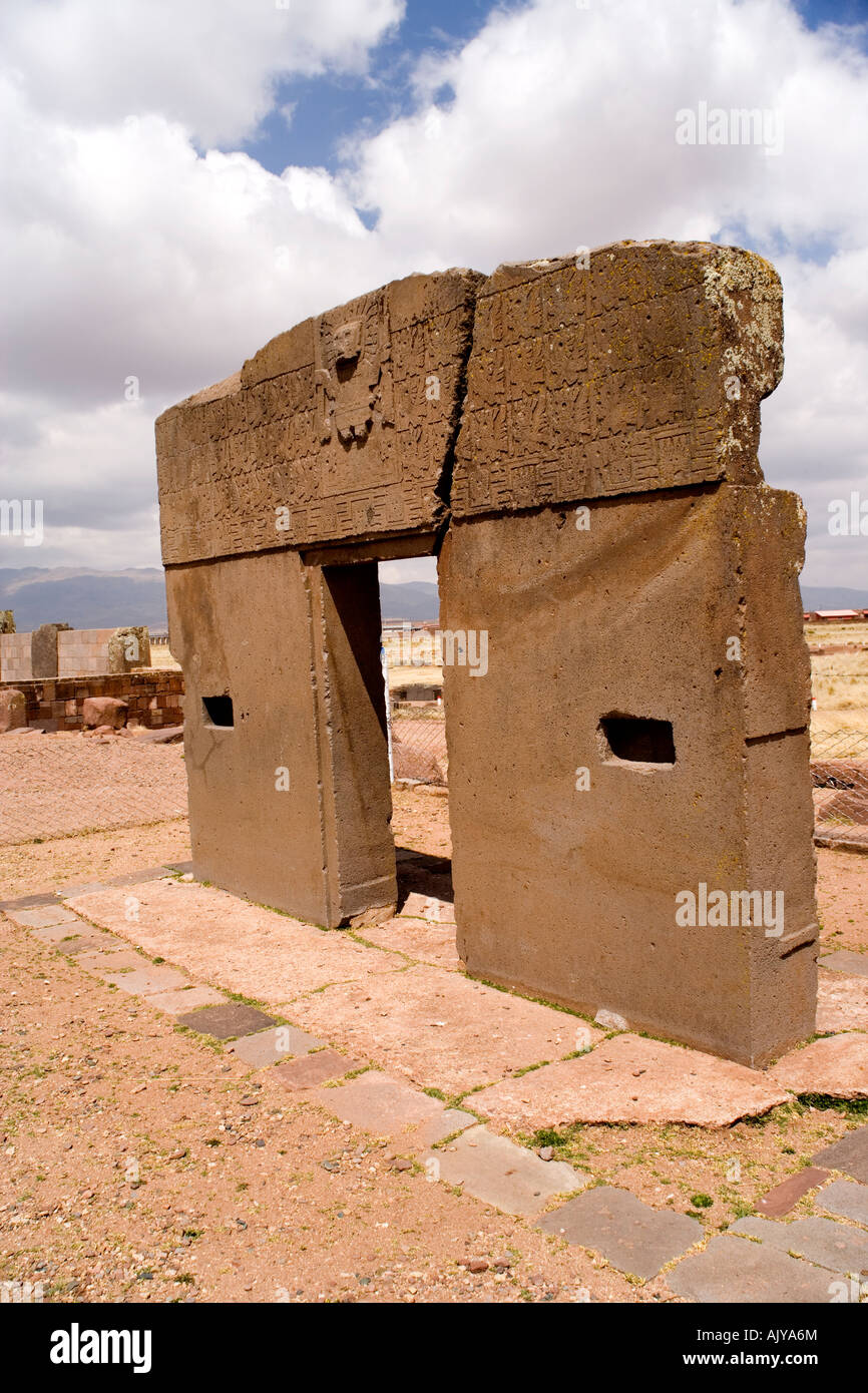 Puerta del Sol, the Gateway of the Sun in the Kalasasaya, the walled  temple, at the archaeological site at Tiwanaku,Bolivia Stock Photo - Alamy