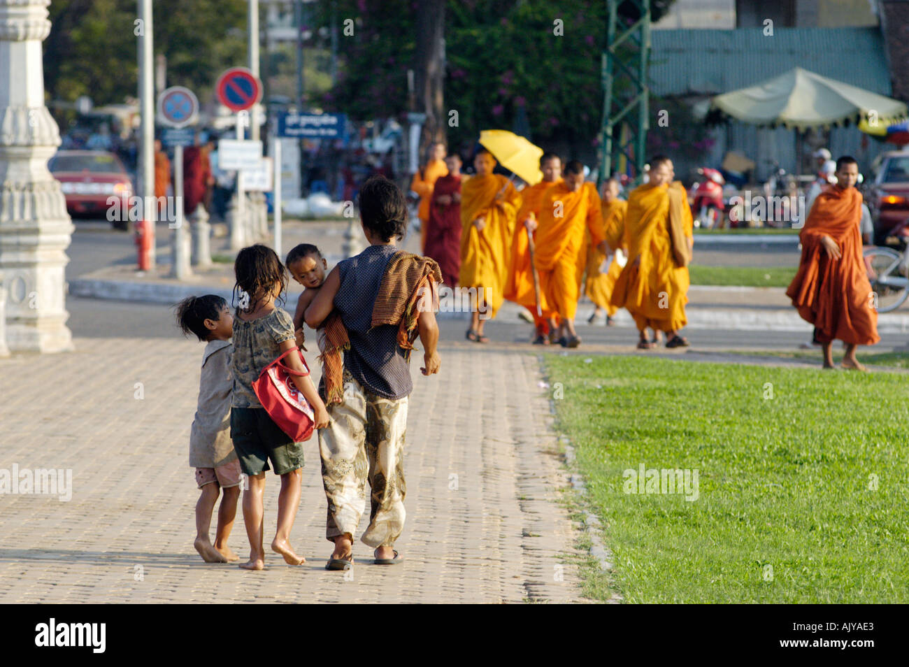 Cambodia street children phnom penh hi-res stock photography and images ...