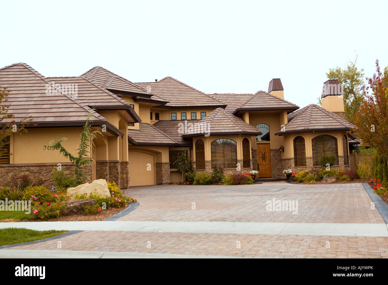 Front of modern building hi-res stock photography and images - Alamy