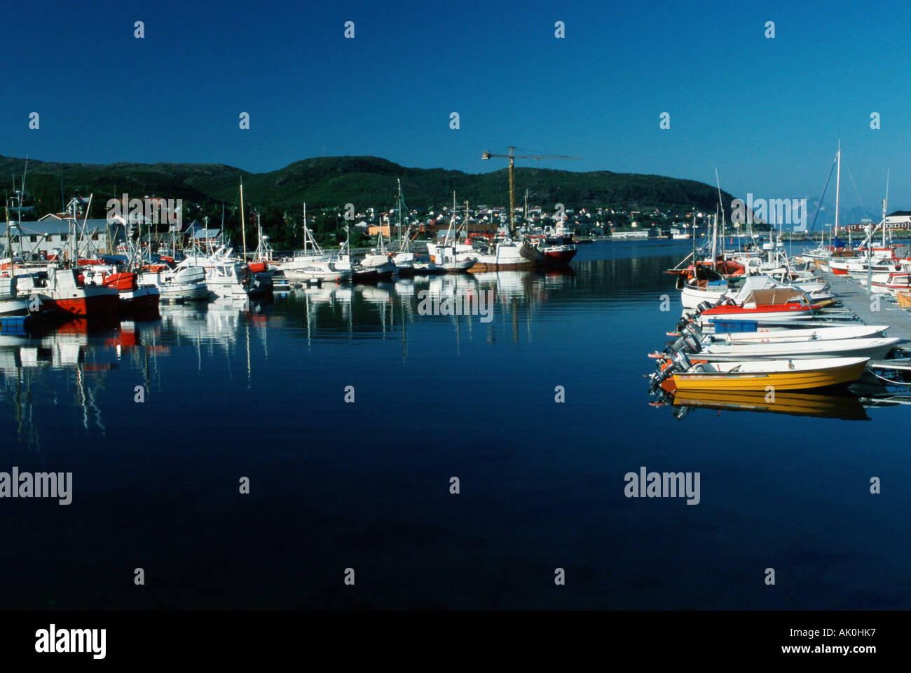 motorboot im hafen anlegen