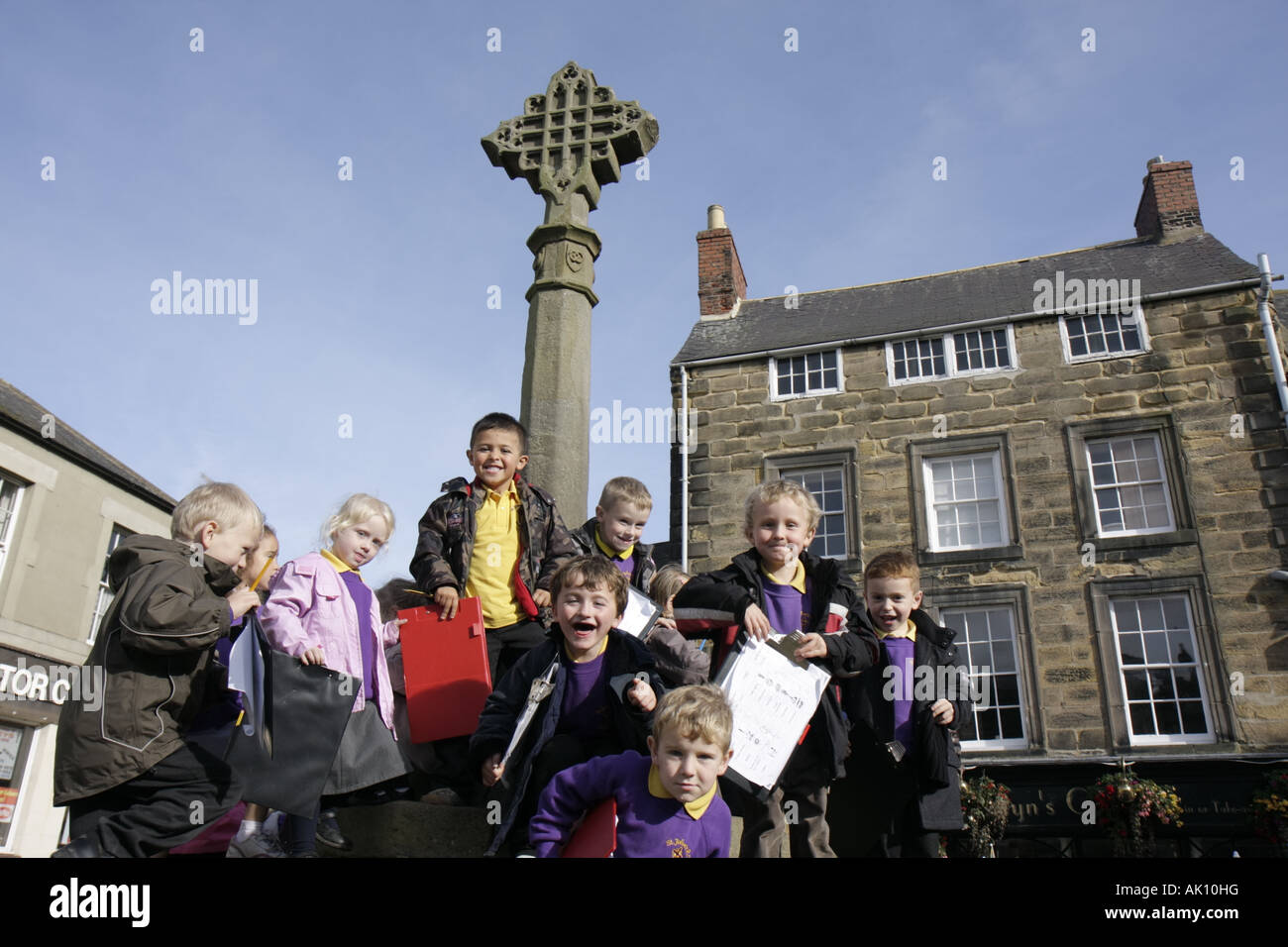UK England Northumberland,Alnwick,Market Place,Market Cross,student students field,class,trip,UK071011039 Stock Photo